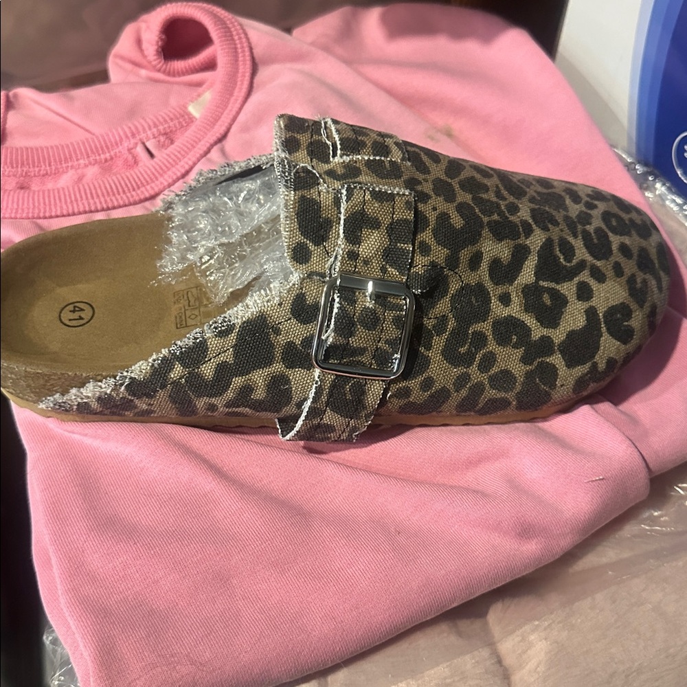 Leopard Print Women's Slip-On Shoes - Picture 4 of 5